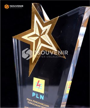 Piala Penghargaan Tunggakan Nihil UP3 Balikpa...