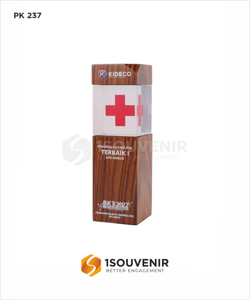 Plakat Kayu: Souvenir Relasi Penuh Kesan Eksklusif