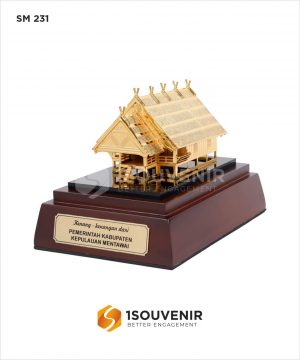 Souvenir Miniatur Rumah Uma Kepulauan Mentawa...